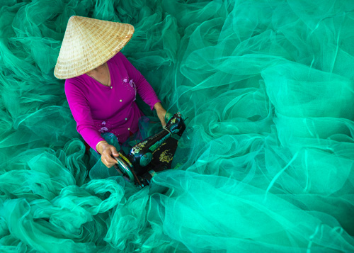 Vietnam Photo Tour - Mending nets - Oli Haukur Valtysson