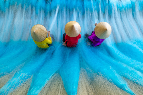 Vietnam Photo Tour - Mending nets - Oli Haukur Valtysson